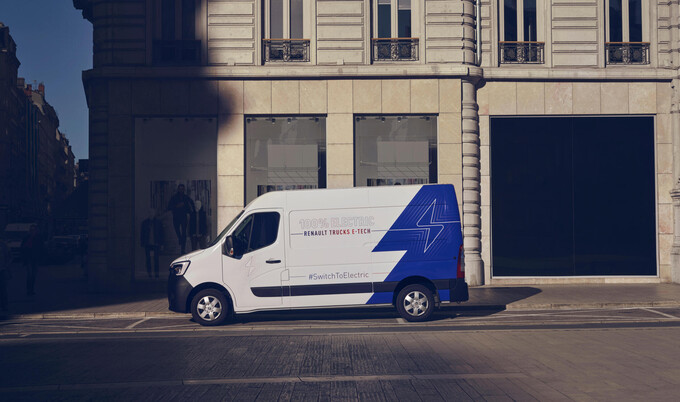 Nijwa-zero-Renault-Master-E-Tech-bestelwagen-rijdend-in-de-stad