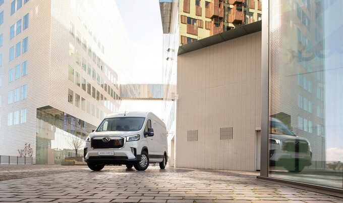 Nijwa zero witte Maxus eDeliver 9 elektrische bus in de stad Nijwa zero witte Maxus eDeliver 9 elektrische bus in de stad
