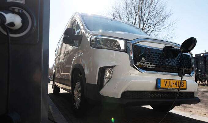 Nijwa zero Maxus eDeliver 9 elektrische bedrijfswagen opladen aan laadpaal Nijwa zero Maxus eDeliver 9 elektrische bedrijfswagen opladen aan laadpaal