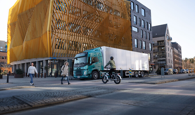 Volvo FM Electric staat stil bij zebrapad
