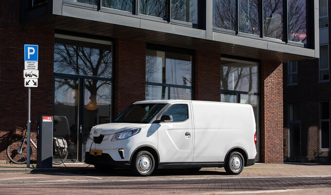 Nijwa zero Maxus eDeliver 3 elektrische bestelbus opladen aan laadpaal