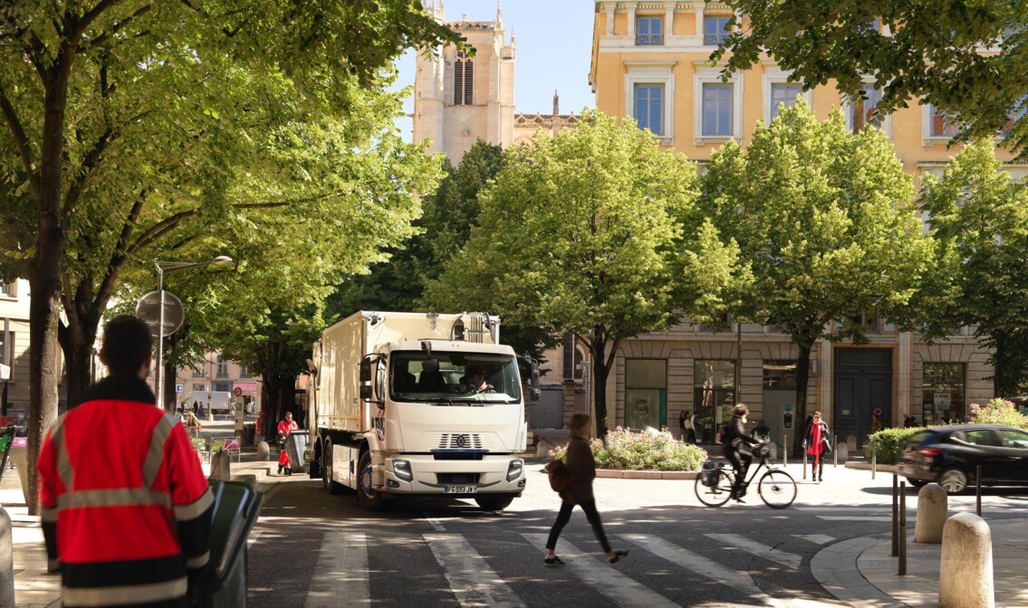 Nijwa-zero-Renault-Trucks-D-E-Tech-lading-afleveren-bij-klant Nijwa-zero-Renault-Trucks-D-E-Tech-lading-afleveren-bij-klant