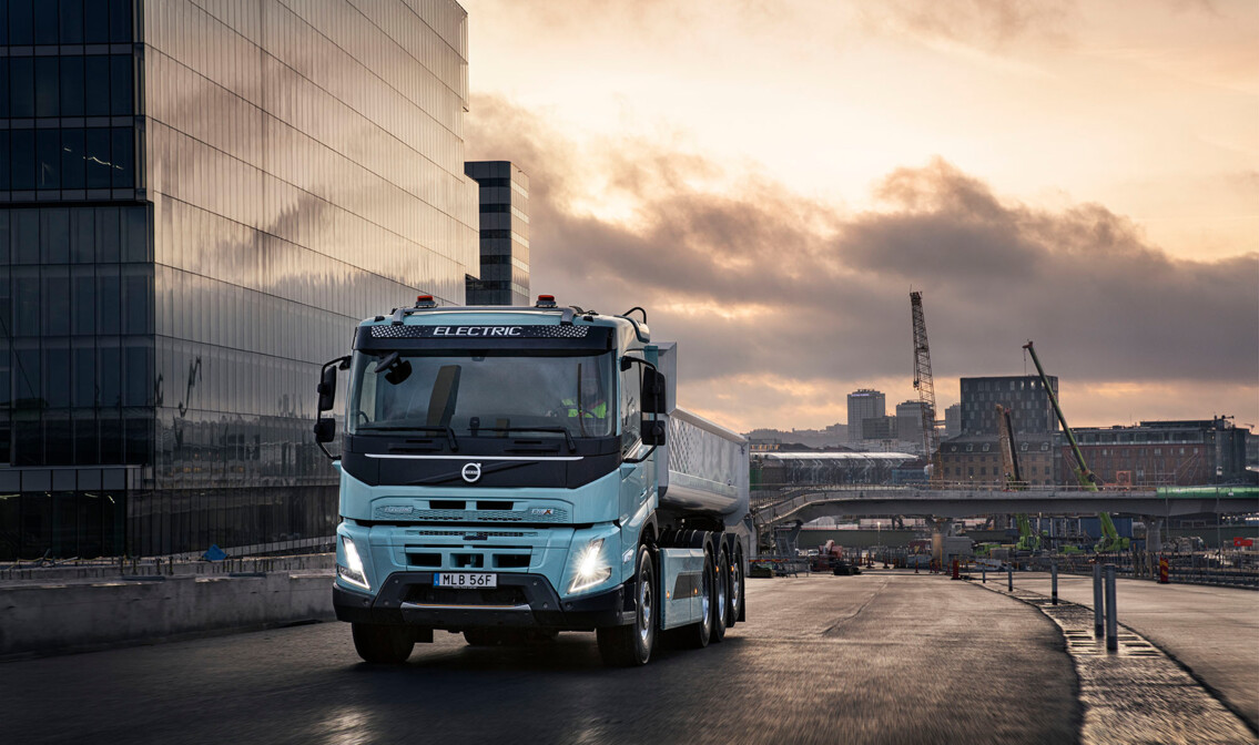 Nijwa-Zero-Volvo-FMX-electric-transport-rijdend-op-weg-2