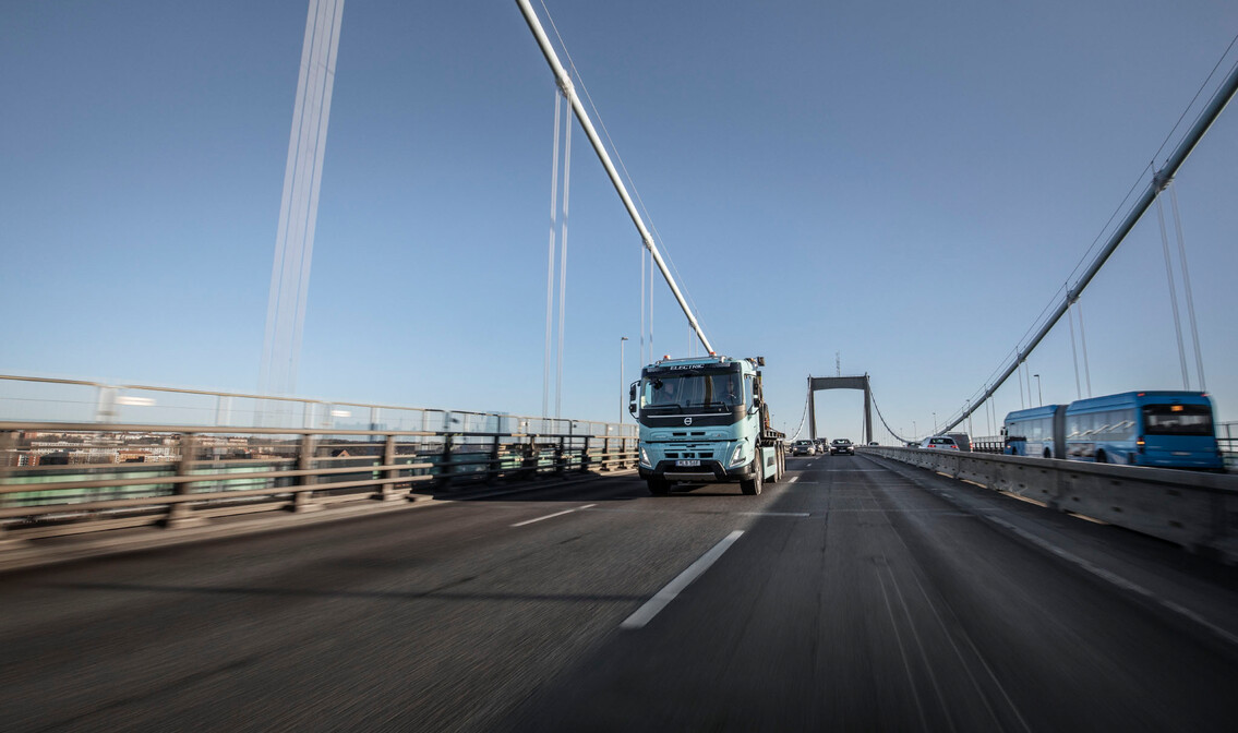 Nijwa-Zero-Volvo-FMX-electric-transport-rijdend-op-weg-frontaal Nijwa-Zero-Volvo-FMX-electric-transport-rijdend-op-weg-frontaal