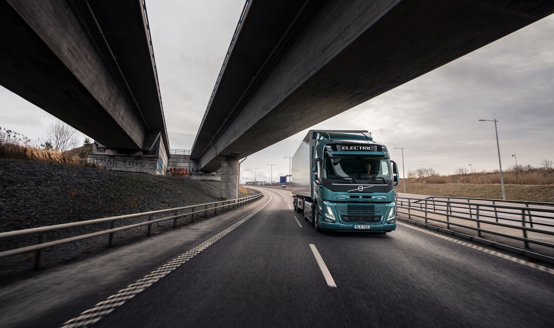 Volvo Trucks FM Electric distributie vrachtwagen rijdt onder viaduct Volvo Trucks FM Electric distributie vrachtwagen rijdt onder viaduct