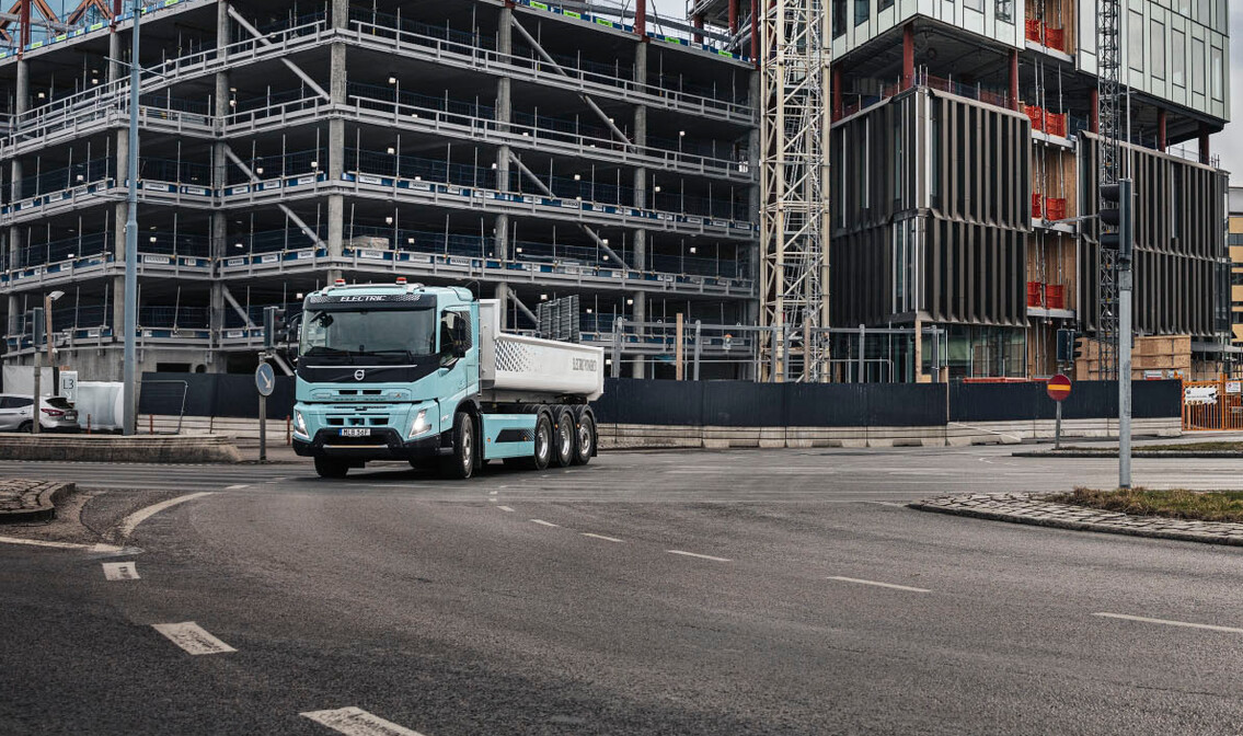 Nijwa-Zero-Volvo-FMX-electric-met-open-laadklep-rijdend-in-de-stad Nijwa-Zero-Volvo-FMX-electric-met-open-laadklep-rijdend-in-de-stad