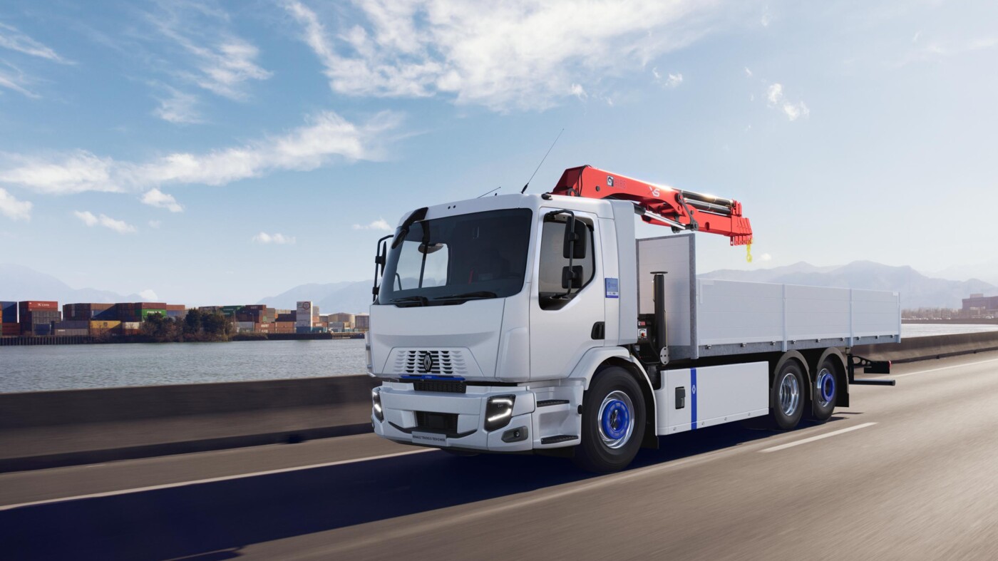 Nijwa-zero-Renault-Trucks-D-E-Tech-riijdend-op-brug-driekwart Nijwa-zero-Renault-Trucks-D-E-Tech-riijdend-op-brug-driekwart