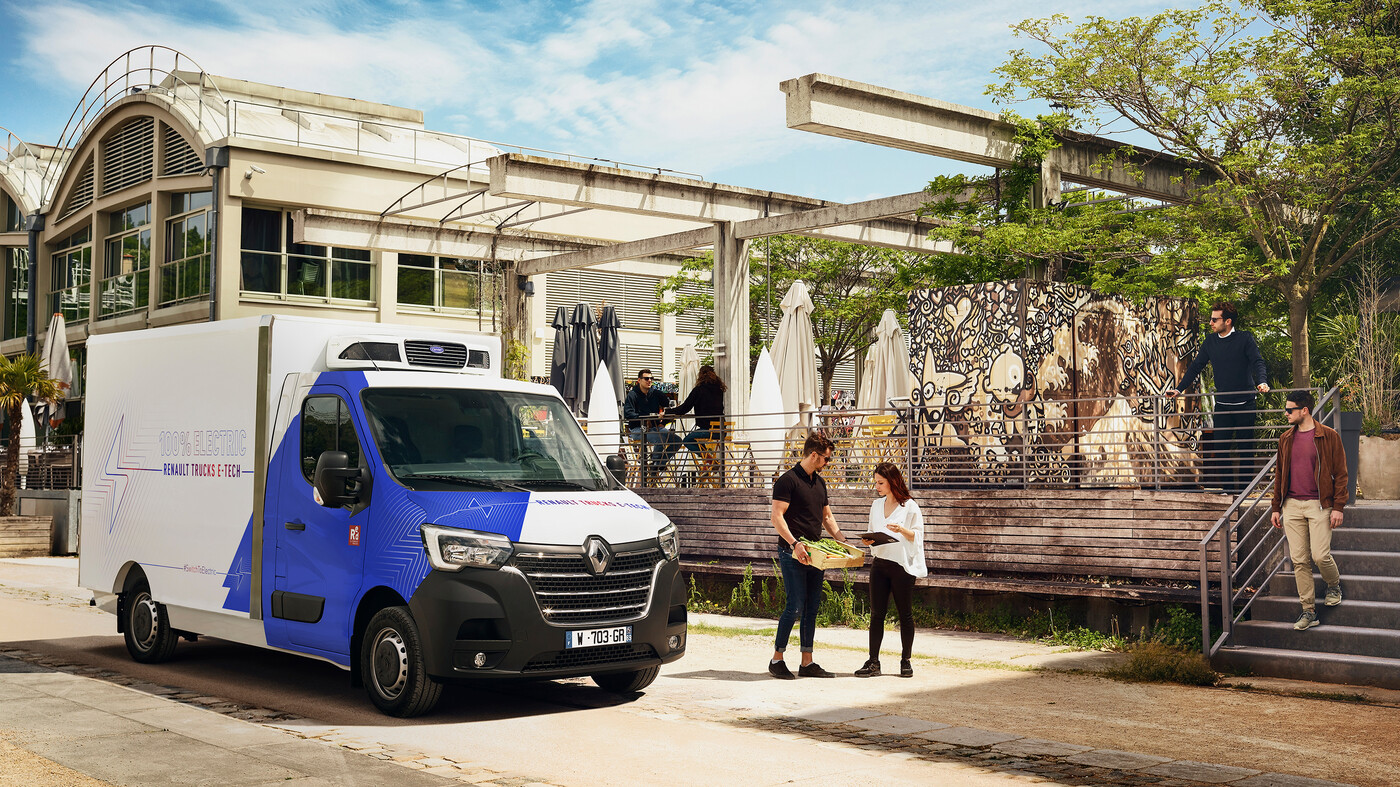 Nijwa-zero-Renault-Master-E-Tech-gekoelde-bakwagen-levert-krat-met-fruit-af-bij-klant